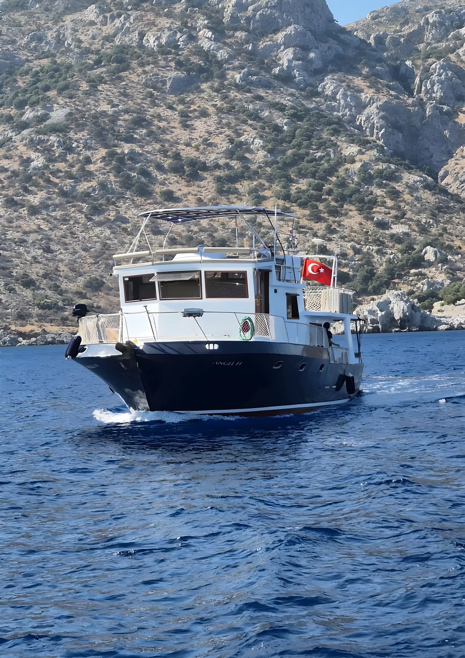 Angel H yatı denizde seyir halinde