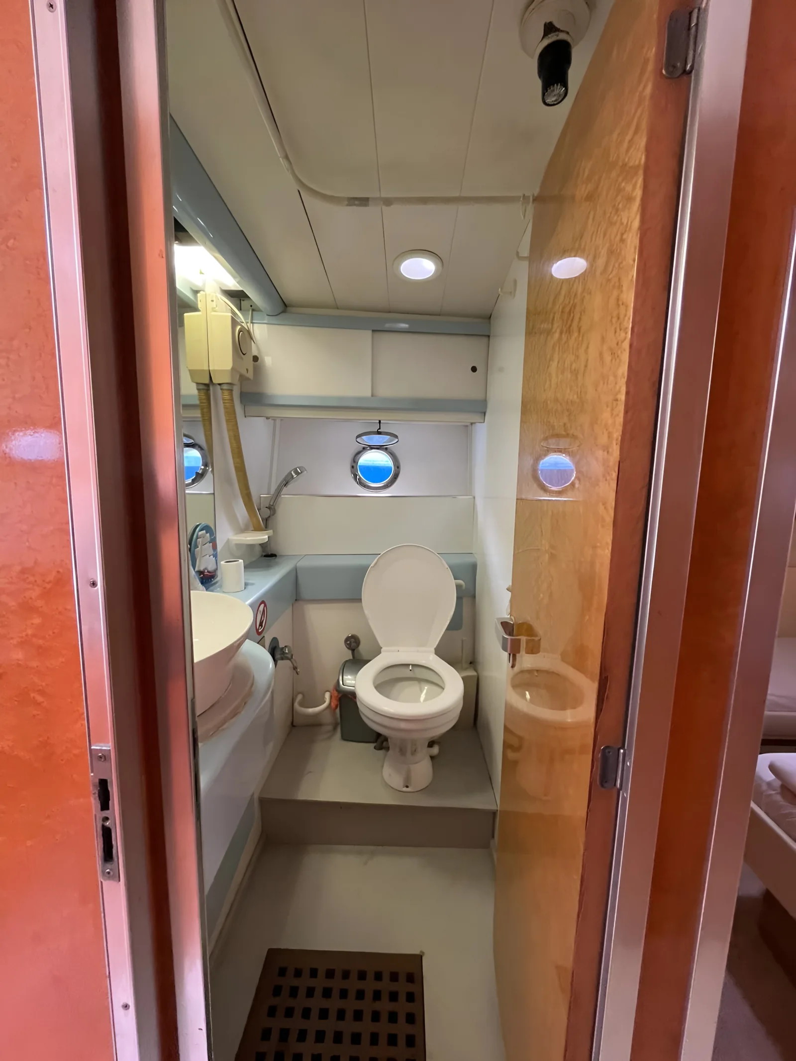 Angel Bella banyo ve duş bölümü